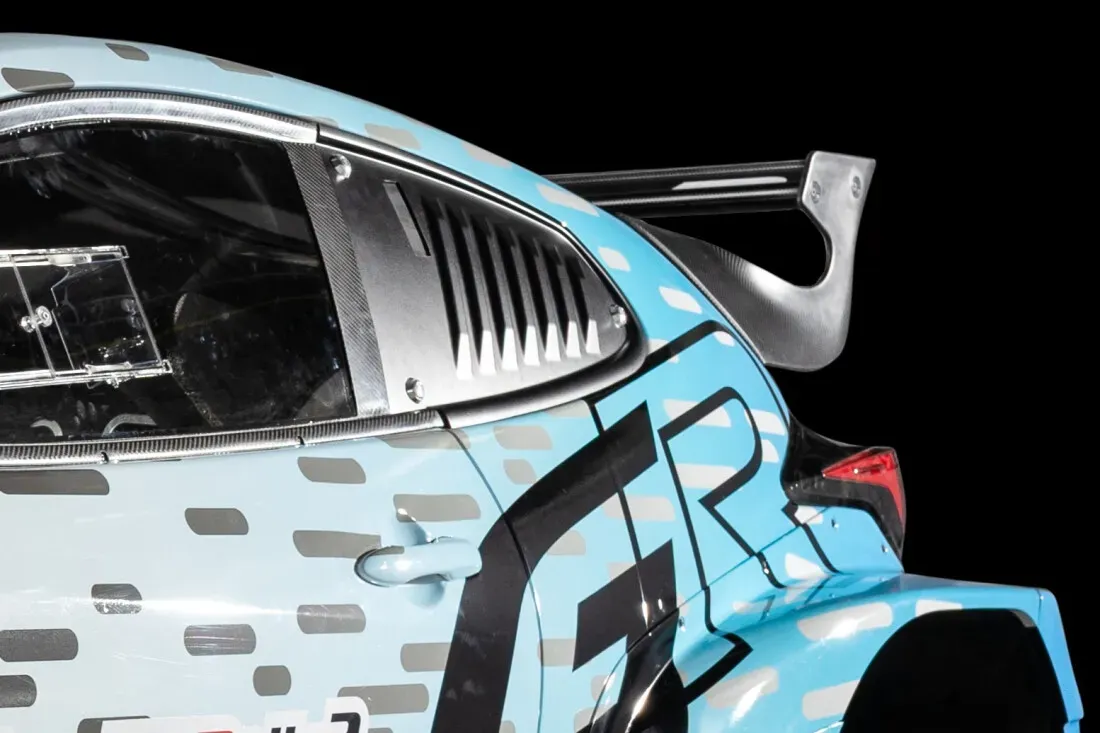 Toyota GR Yaris Rally2 H2 Concept de color blanco con turquesa