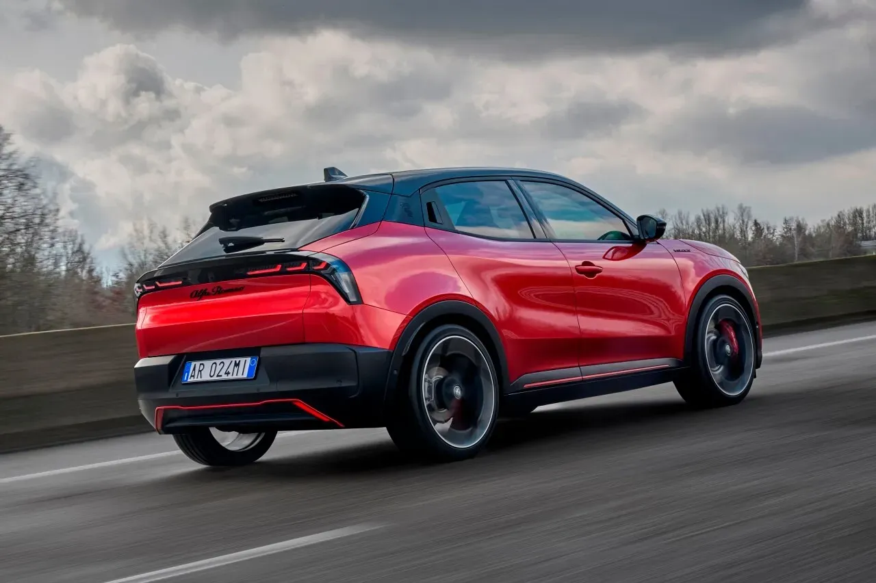 SUV elegante y deportivo,Alfa Romero con un enfoque en rendimiento y diseño distintivo.