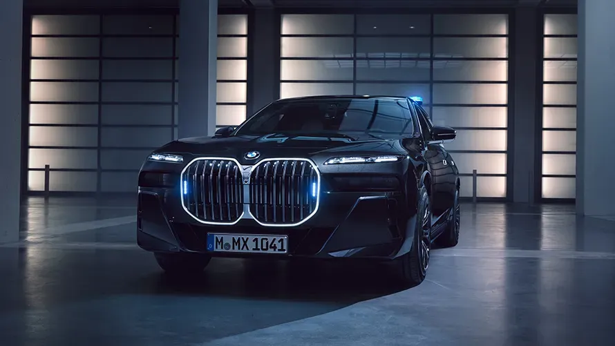BMW 7 Protection (G73) Negro con un fondo llamativo demuestra lo lujoso que se ve el vehículo