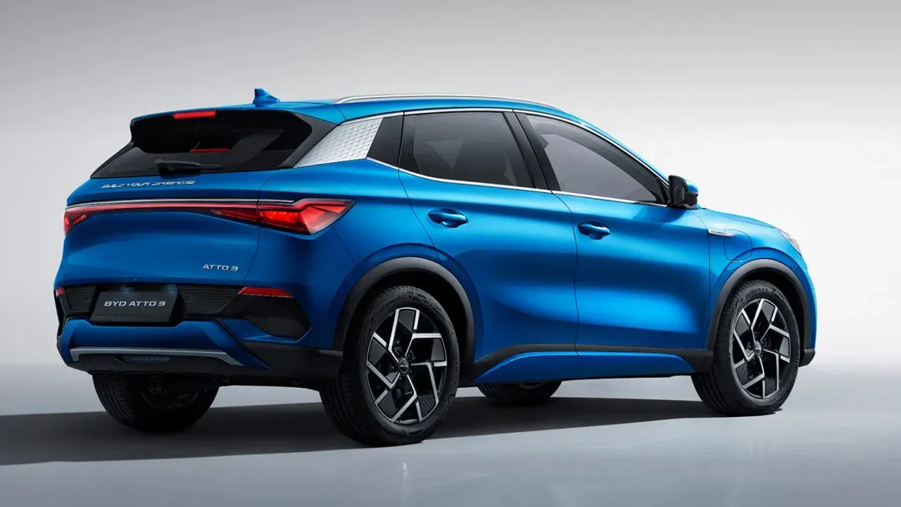 Un SUV BYD ATTO 3 de color azul en una presentación elegante.