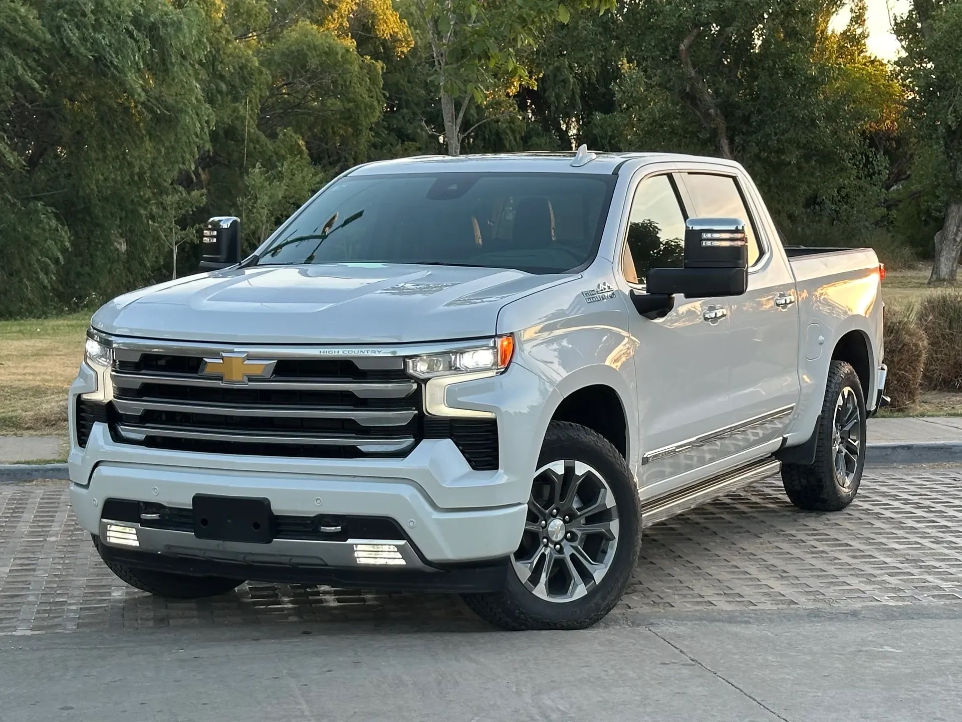 Chevy Silverado 2025 Blanco En la Calle Estacionado