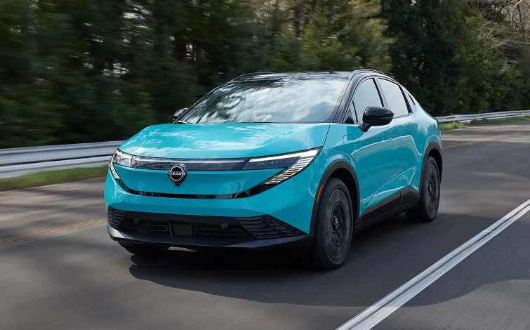 Imagen muestra vehículo Nissan Leaf turquesa en la vía