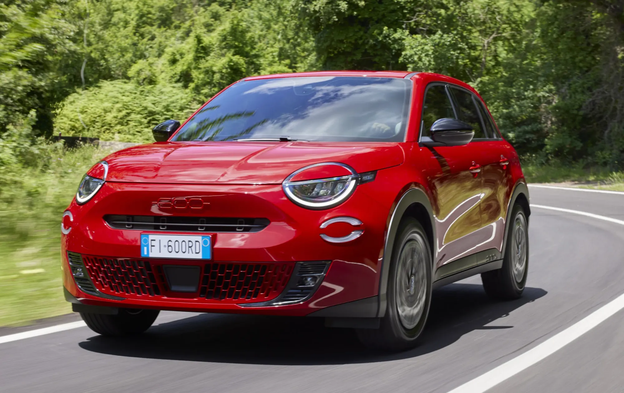 SUV eléctrico Fiat600 que combina un diseño estilizado con un eficiente rendimiento, presentado en un atractivo color rojo.