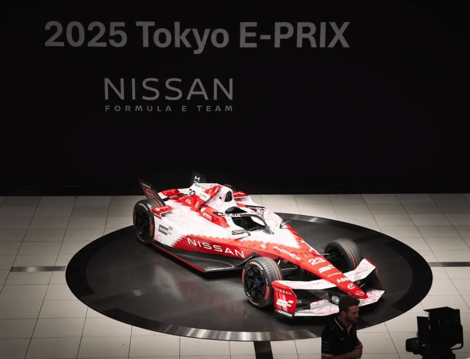 Nissan Formula E Gen3 rojo debutando en Tokio E-Prix 2025