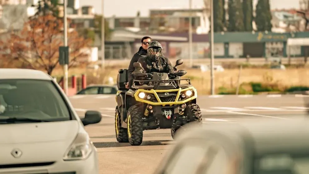 conducir un vehículo quad por la ciudad