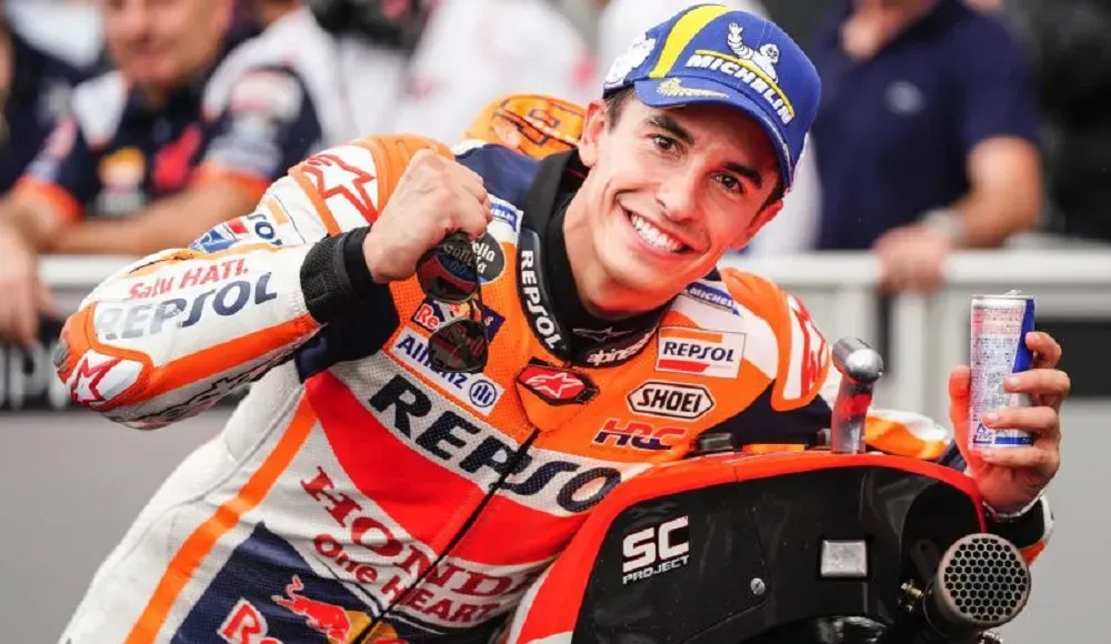 Marc Márquez Sonriendo Con Una Gorra De Michelin