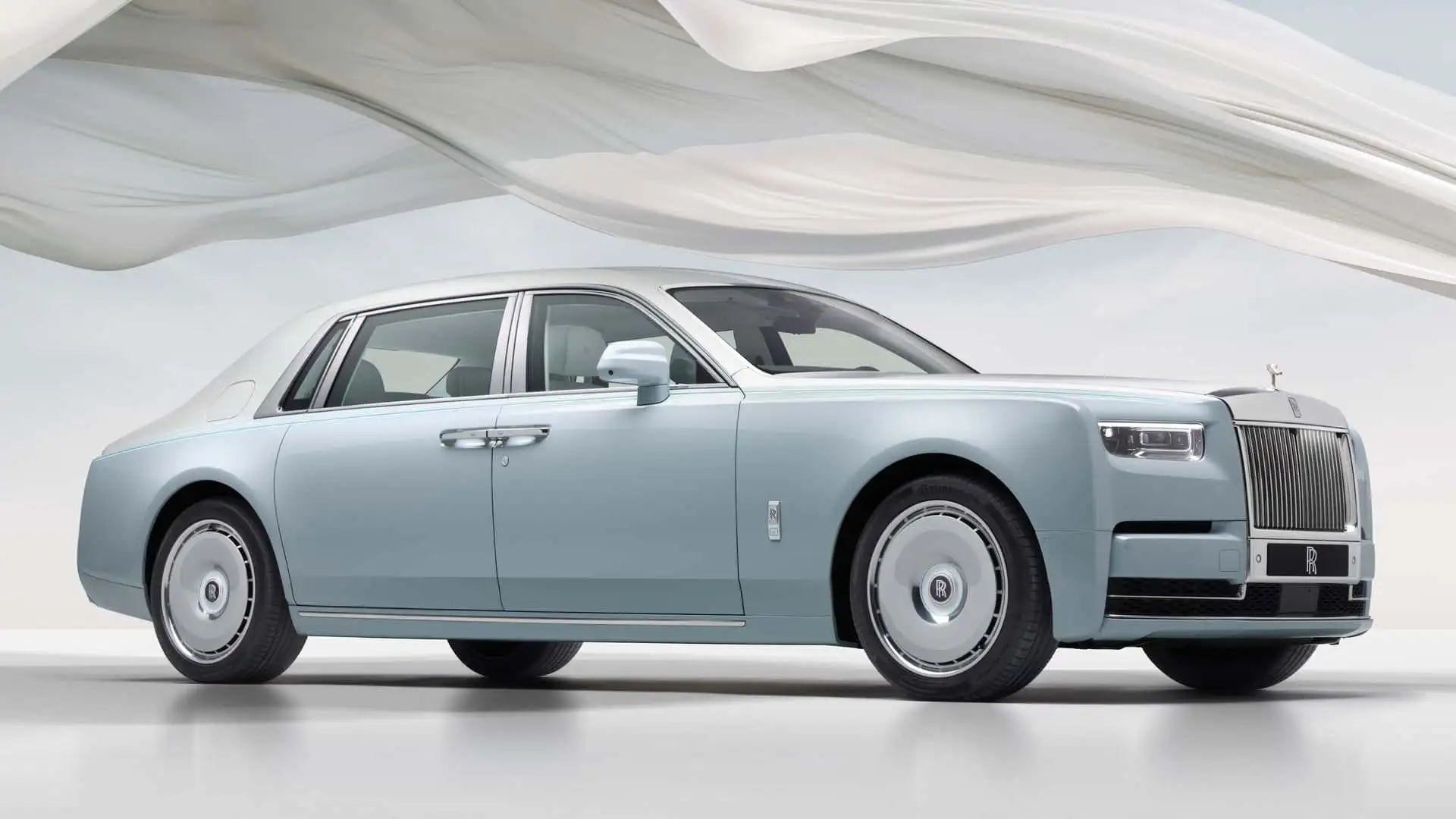 Rolls-Royce Phantom Lujoso sedán de color Blanco con un diseño clásico y elegante.