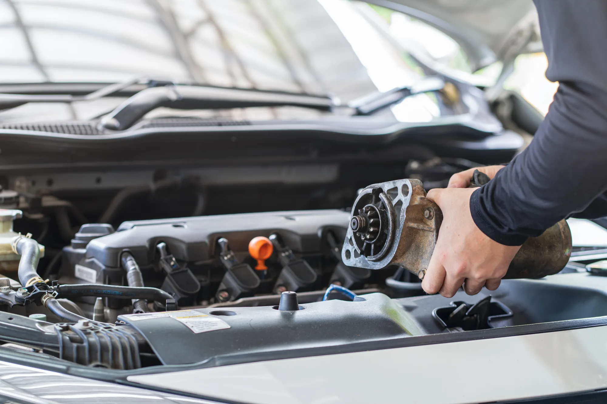 Imagen muestra el motor de arranque de un vehículo