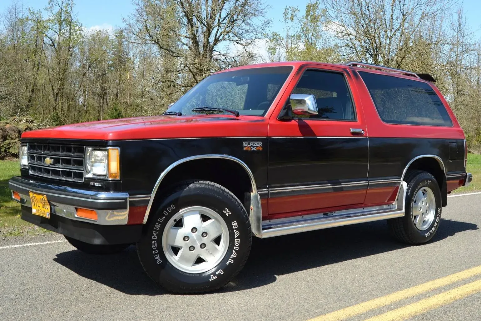 Chevy S-10 Blazer de 1987 De color Rojo Con Negro en la carrectera