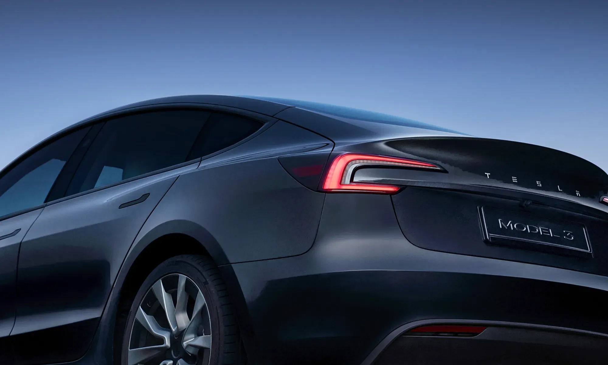 Tesla Model 3 Negro es el Rey por Naturaleza deslumbrante con su matizado unico