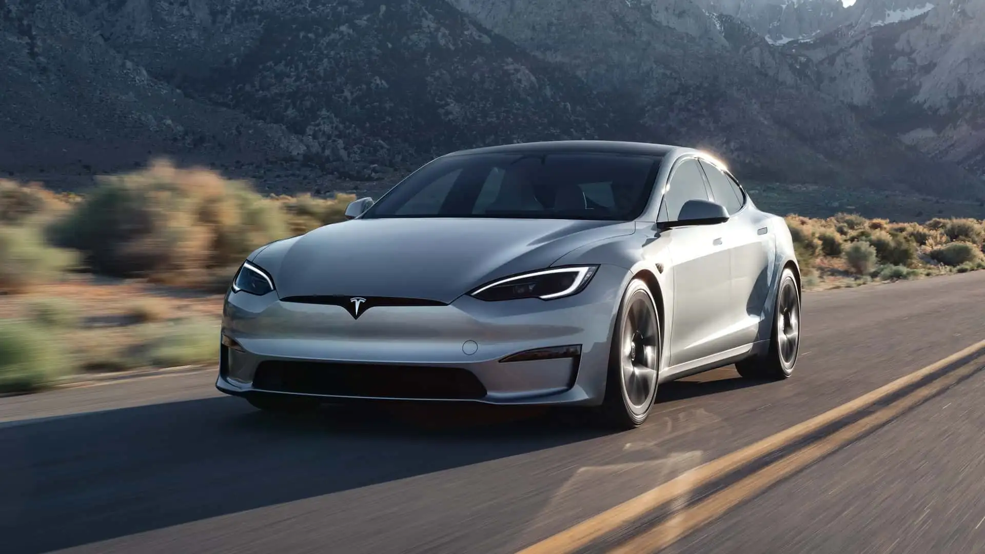 Tesla Gris en carretera mostrando su diseño elegante en la vía
