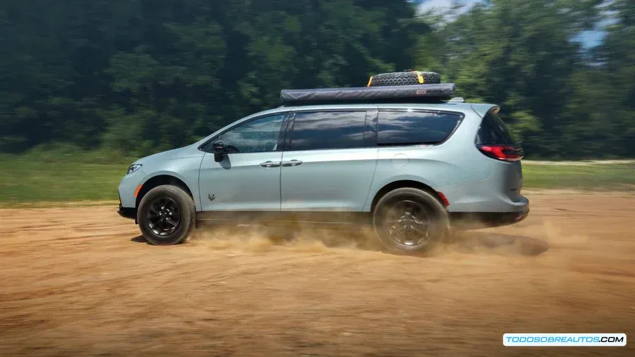 Detalle de las llantas BFGoodrich KO2 y la suspensión elevada del Chrysler Pacifica Grizzly Peak Concept.