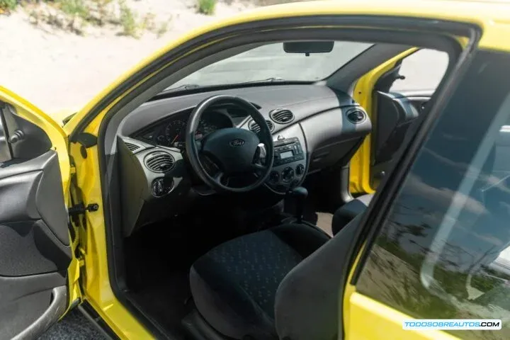 Interior del Ford Focus ZX3 Mk1 de 2002.