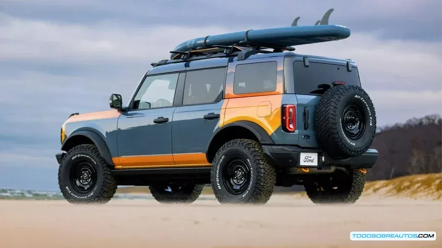 Ford Bronco y Bronco Sport Silver Lake Dunes Edition en un entorno off-road, mostrando sus capacidades.