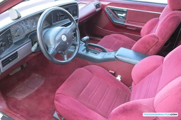 Interior del Mercury Cougar XR-7 (1989), mostrando los asientos y el tablero.