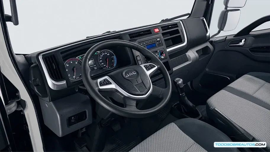 Interior de la cabina del JAC X350 2026, mostrando sus características