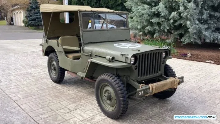 Otra vista del Ford Jeep GPW de 1942, mostrando detalles adicionales.