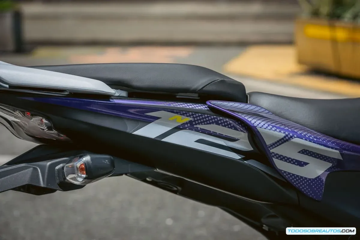 Imagen cercana de la Pulsar N125 FI mostrando detalles de su diseño y ergonomía.
