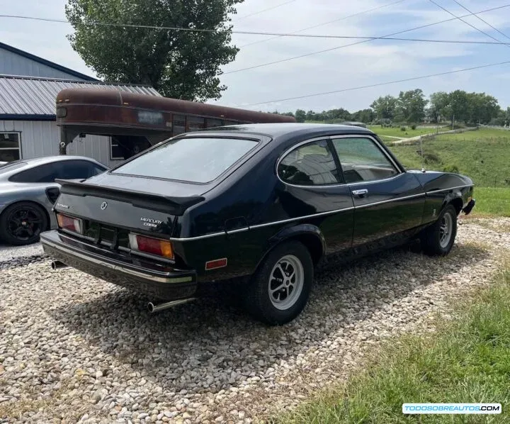 Mercury Capri V6 1976, vista trasera de tres cuartos.