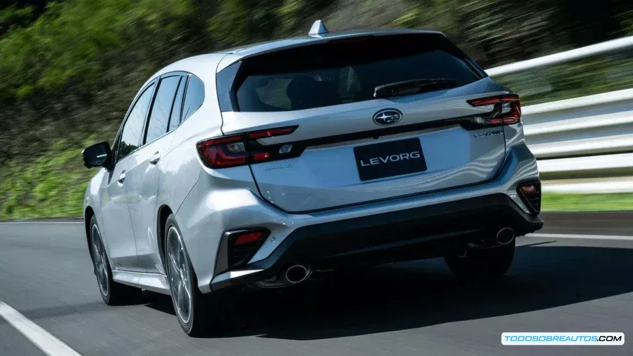 Imagen del interior del Subaru WRX SportWagon 2026, mostrando el tablero y las características tecnológicas.