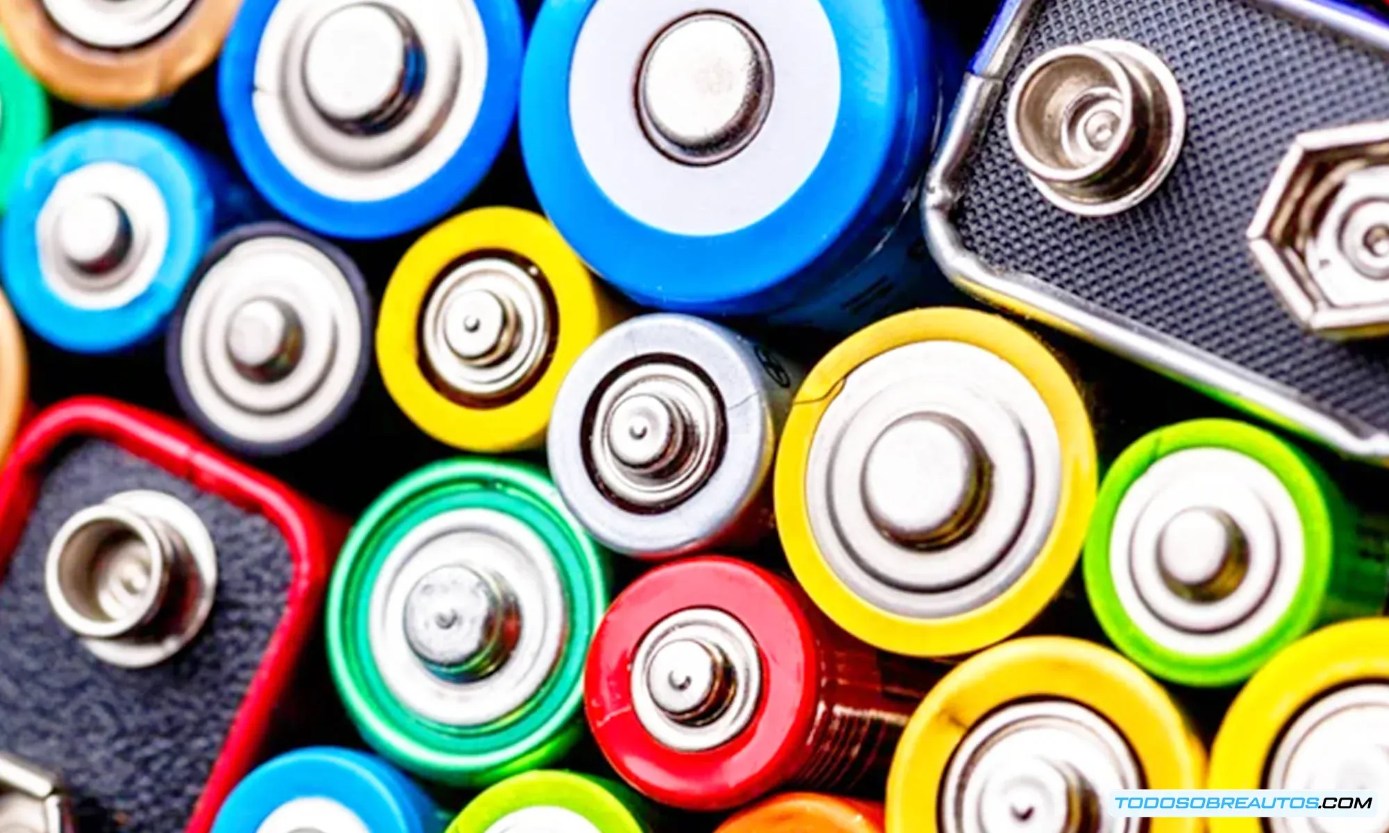 Imagen de una batería de alta tecnología, representando la importancia de la energía en las e-MTB.