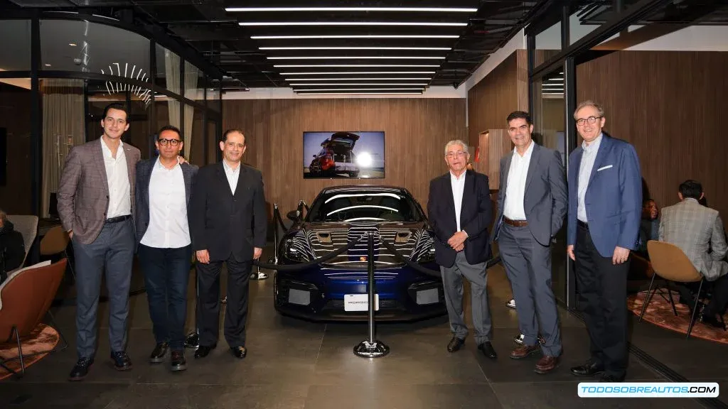 Imagen que muestra el ambiente interior del Porsche Studio La Roma, mostrando la atmósfera sofisticada y moderna.