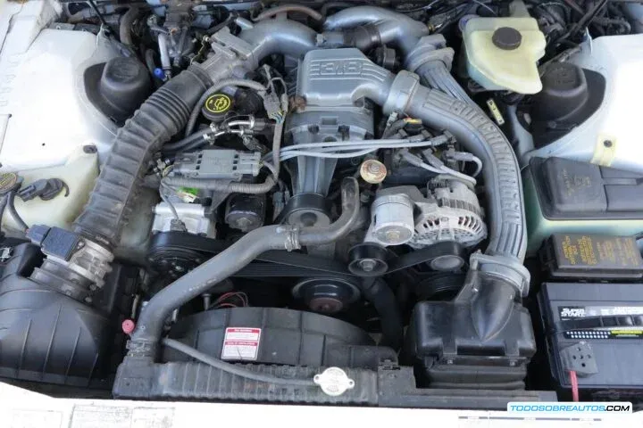 Compartimento del motor del Mercury Cougar XR-7 (1989).