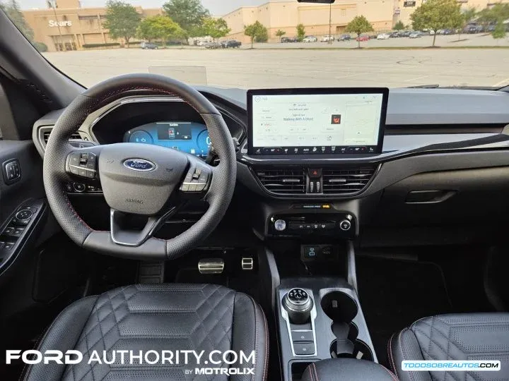 Interior del Ford Escape 2025, mostrando la tecnología y confort.