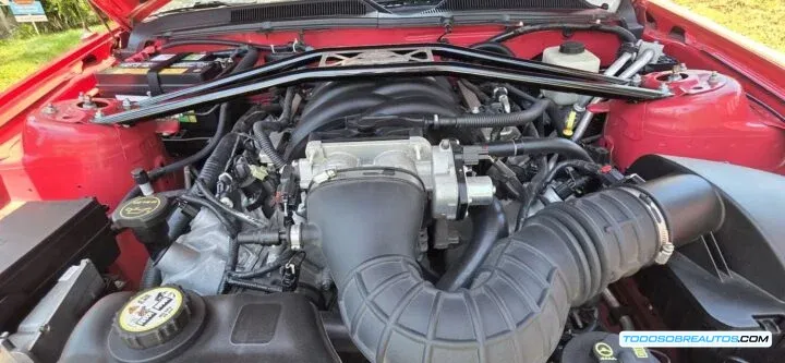 Compartimento del motor del Ford Mustang S197 GT Convertible, mostrando el motor V8.