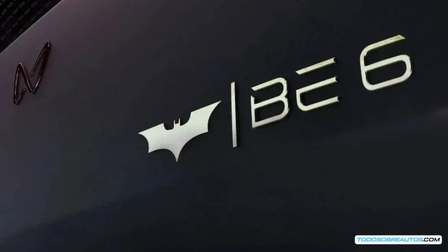 Detalles del interior del Mahindra BE 6 Batman Edition: asientos, tablero y volante.