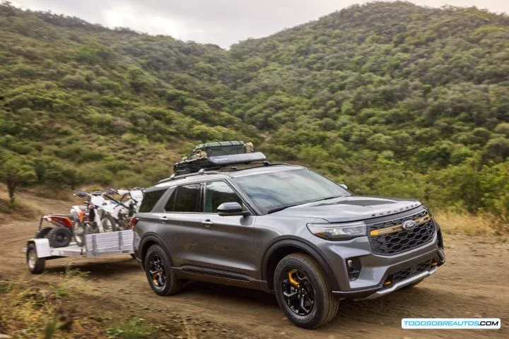Ford Explorer Tremor 2026, vista lateral frontal.