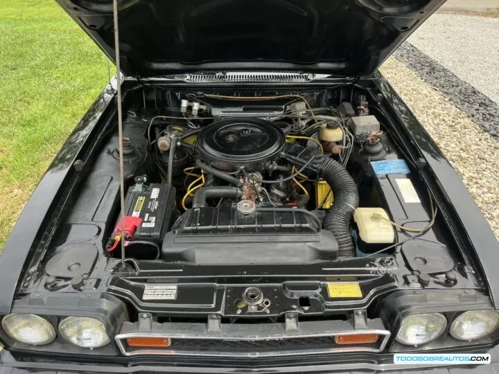Compartimento del motor del Mercury Capri V6 1976, mostrando detalles de la mecánica.