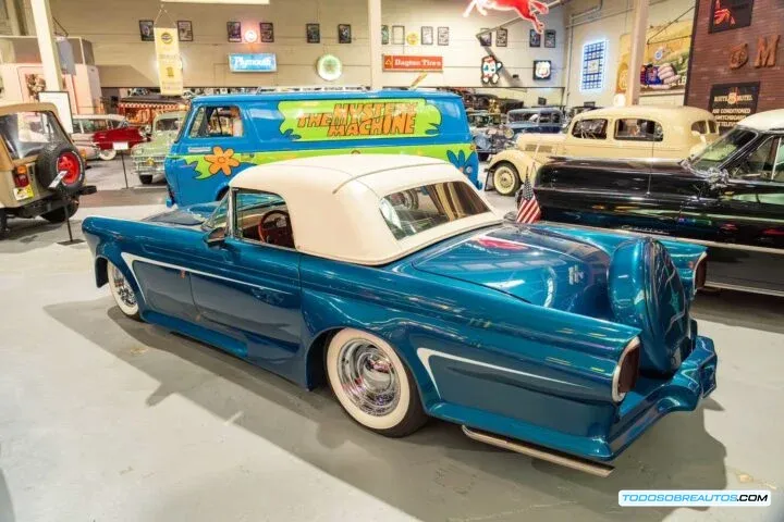 Vista trasera del Ford Thunderbird Custom 1956, destacando las modificaciones realizadas por Gene Winfield.