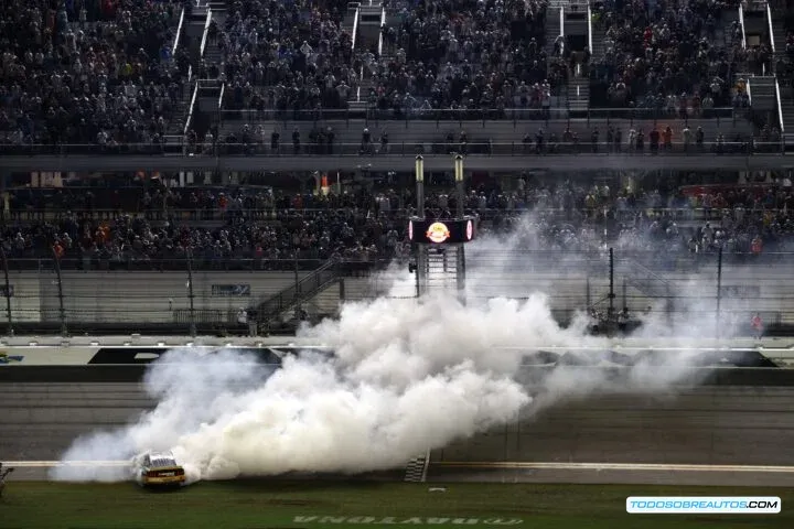 Imagen de la carrera en Daytona mostrando la intensa competencia