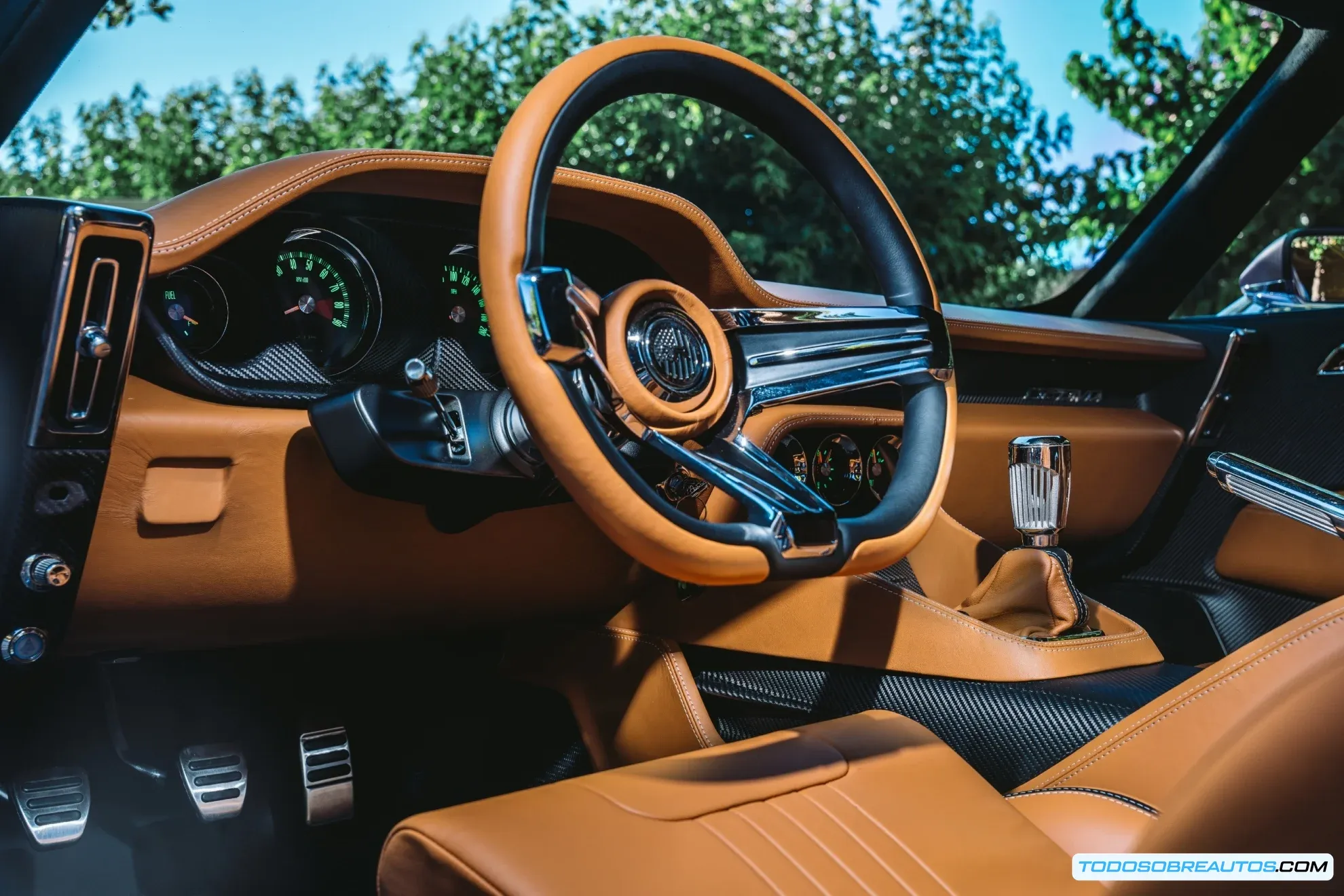 Detalle del motor V8 de 5.0 litros del Aston Martin DBS Restomod.