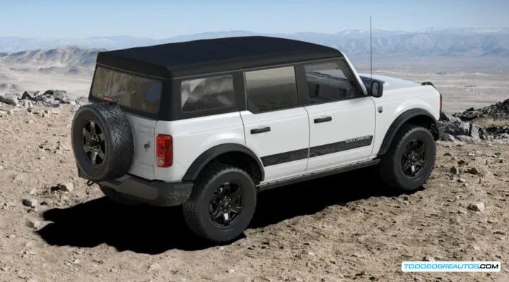 Detalles del Ford Bronco 2025 Black Diamond: Interruptores auxiliares o vista cercana de los parachoques.