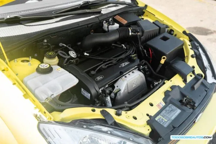Compartimento del motor del Ford Focus ZX3 Mk1 de 2002.