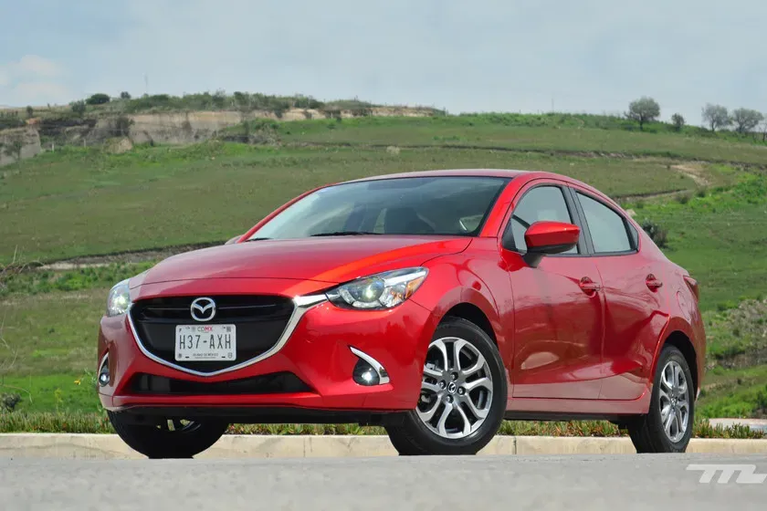 MAZDA 2 SEDÁN Rojo