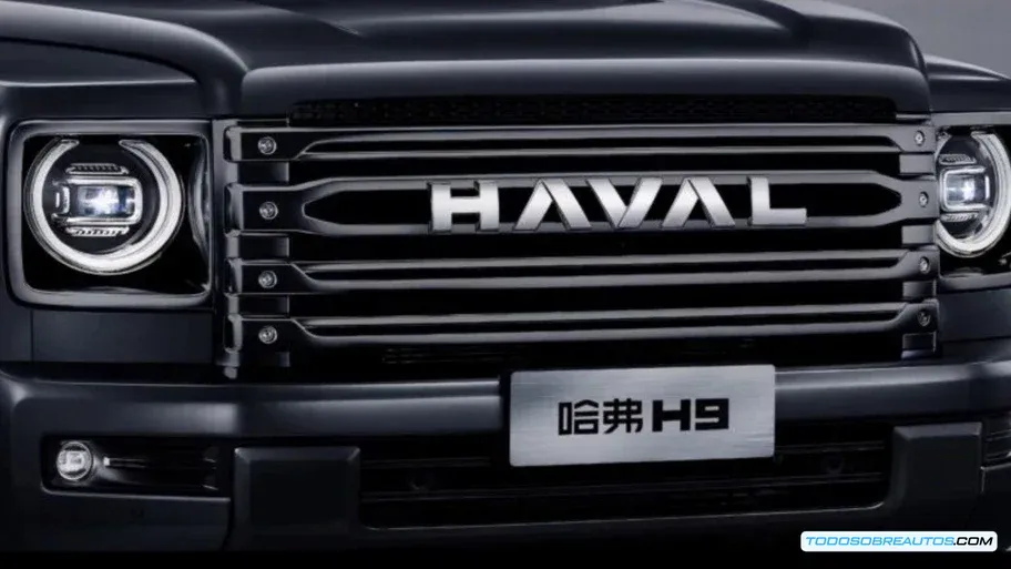Haval H9 2026 manejándose en un terreno off-road, mostrando sus capacidades 4x4.
