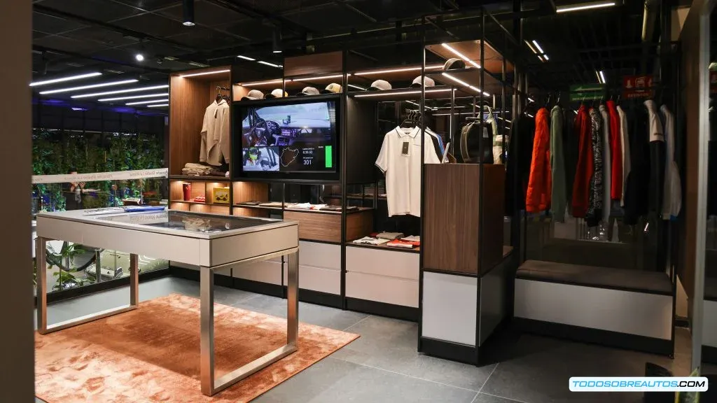 Imagen que destaca el diseño interior del Porsche Studio La Roma, mostrando la arquitectura y el mobiliario.