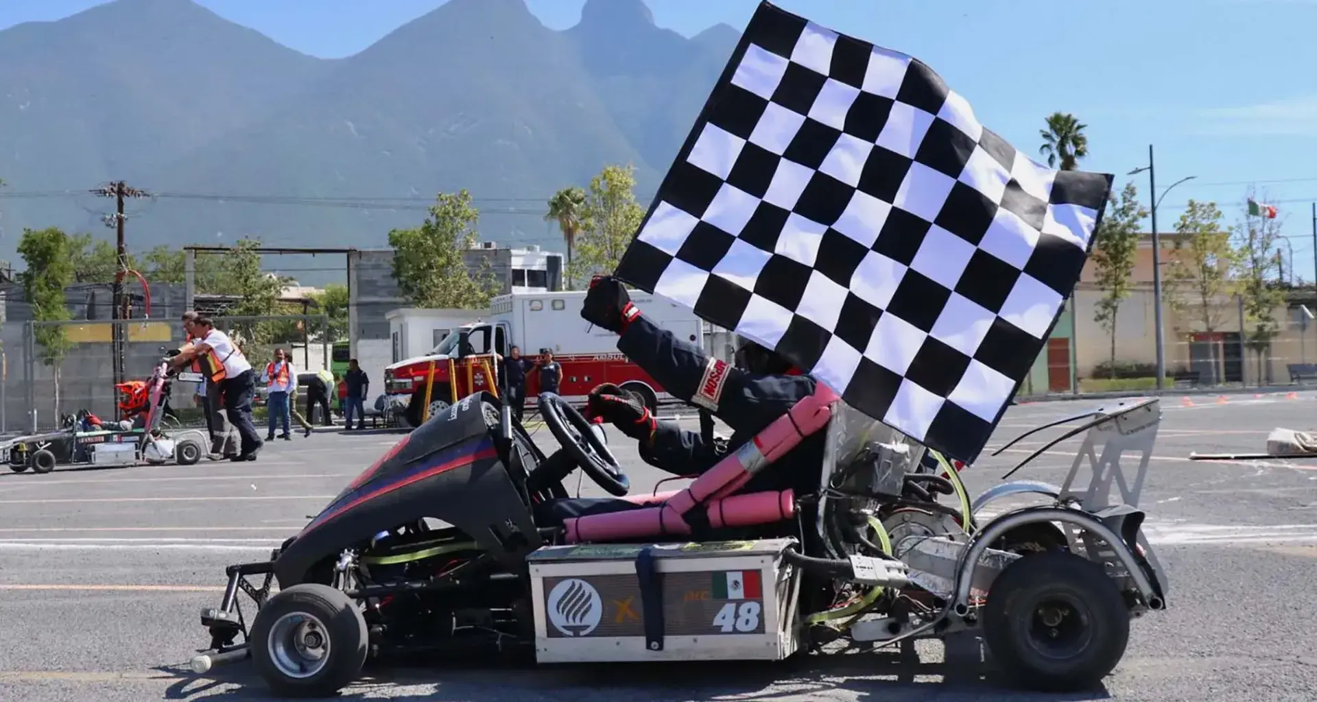 Bandera a cuadros! Jóvenes del Tec campeones con su coche eléctrico