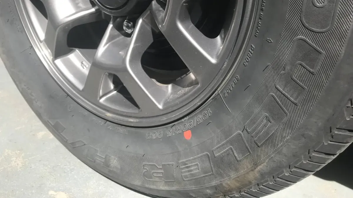 Neumáticos Con Punto Rojos