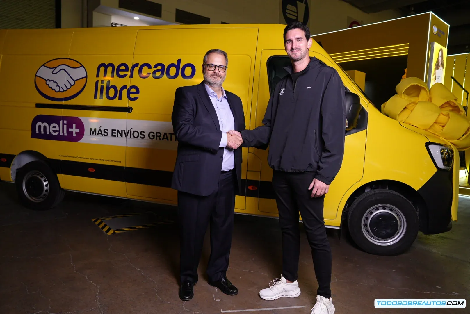Renault Master y logo de Mercado Libre, resaltando la alianza estratégica.