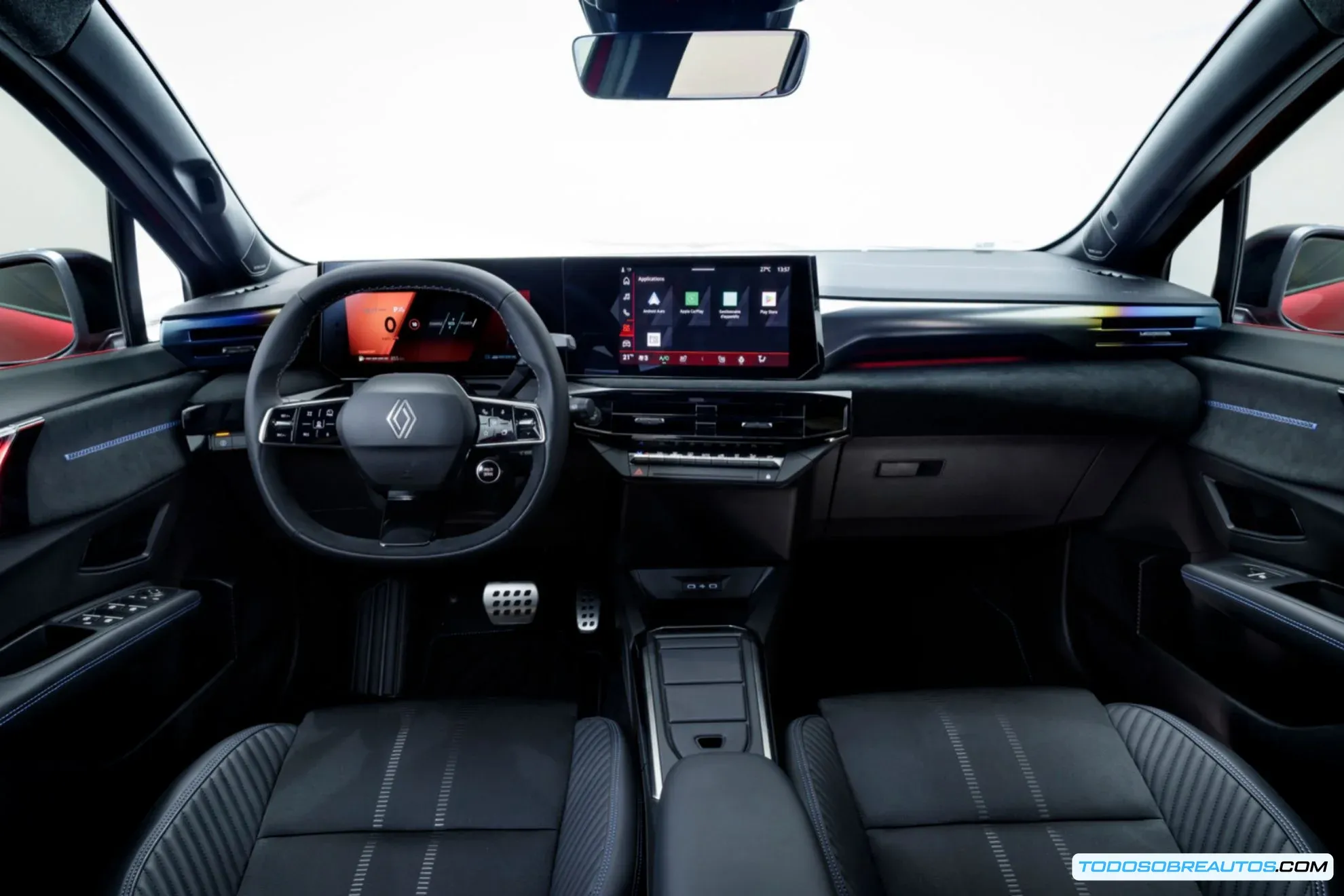 Interior del Renault Clio 2025 mostrando las pantallas duales