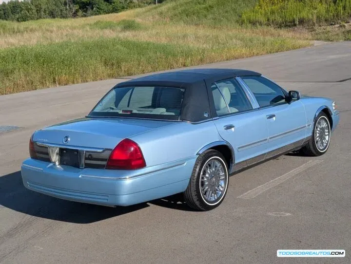 Vista trasera del Mercury Grand Marquis 2011, mostrando sus líneas elegantes.