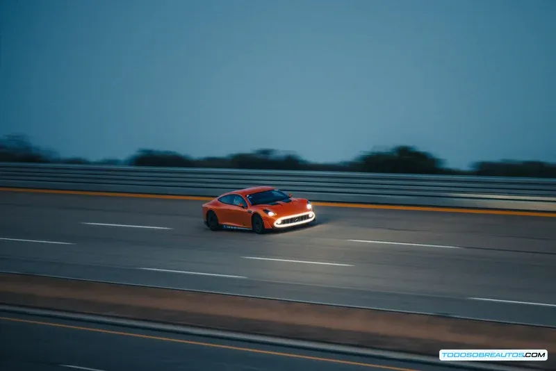 Dos Concept AMG GT XX conduciendo en paralelo en Nardò