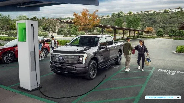 Imagen de la Ford F-150 Lightning, destacando su diseño eléctrico.