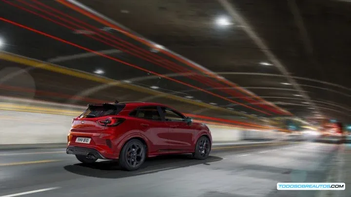 Imagen trasera del Ford Puma, mostrando el diseño de sus luces traseras.