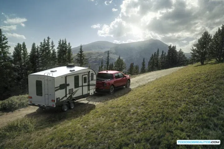 Vista trasera del Ford Maverick 2026 Lariat, mostrando su versatilidad.