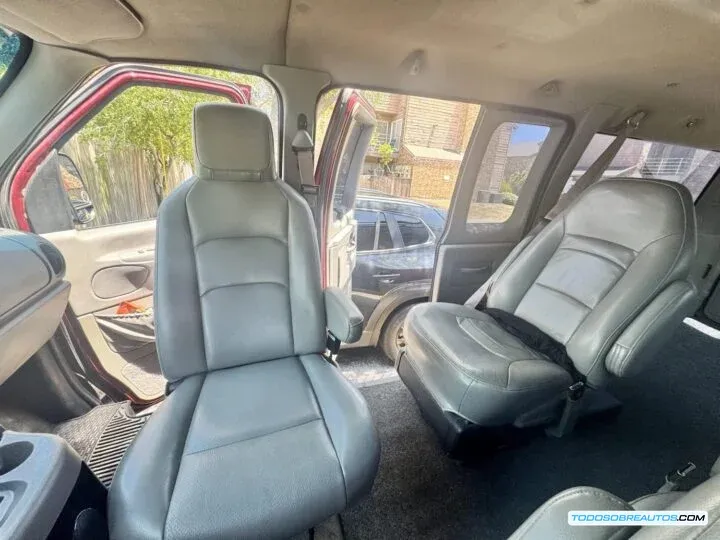 Interior de la Ford E-350 4x4 convertida mostrando el equipamiento.